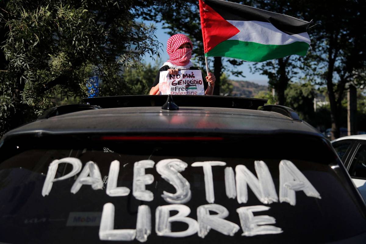 متظاهر في سانتياغو في تشيلي ضد الحرب في غزة
