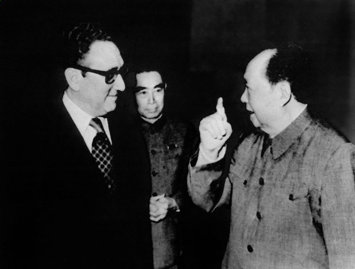 الزعيم الصيني ماو تسي تونغ يستقبل وزير الخارجية الأميركي هنري كيسينجر (1973)