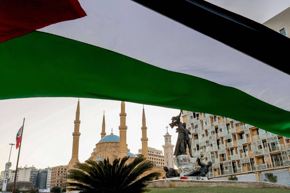 علم فلسطيني في ساحة الشهداء وسط بيروت