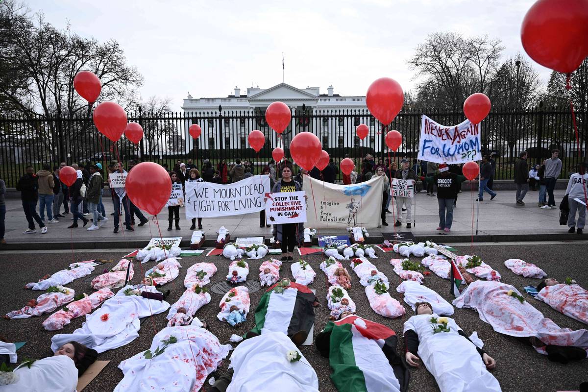 تظاهرة تندد بحرب غزة امام البيت الأبيض