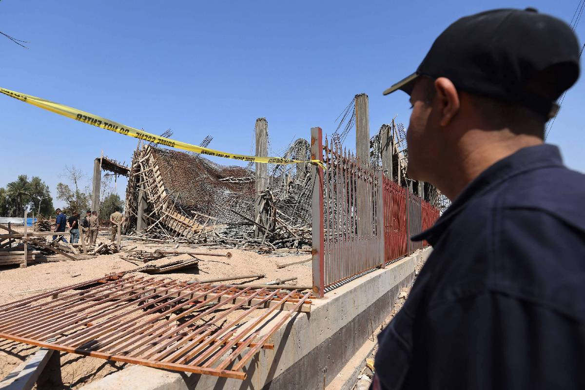 موظف في الدفاع المدني أمام مبنى انهار أثناء تشييده في بغداد