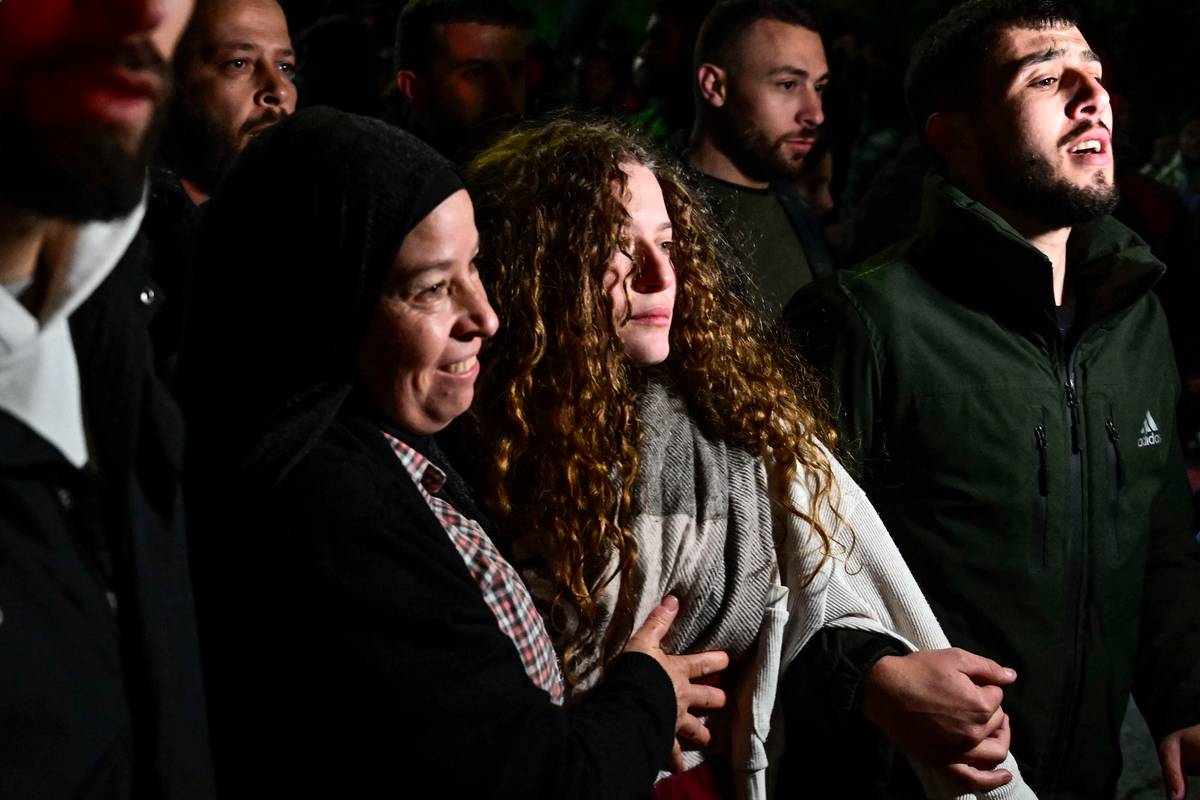 عهد التميمي مع عائلتها بعد اطلاق سراحها