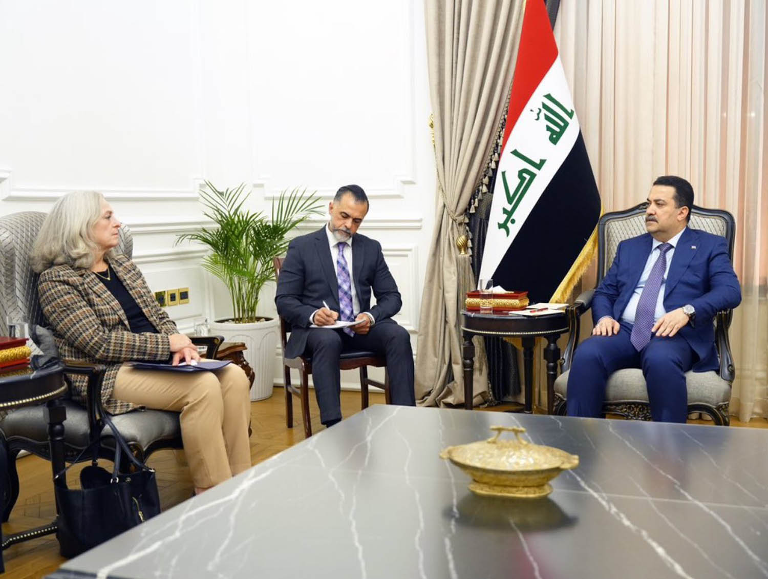 رئيس الوزراء العراقي محمد شياع السوداني يستقبل السفيرة الأميركية ألينا رومانسكي