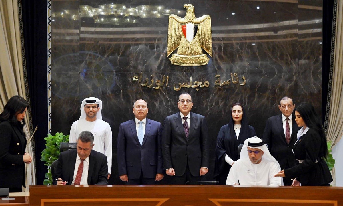 مراسم توقيع الاتفاقية التي تمنح مجموعة أبوظبي ادارة وتشغيل وصيانة ميناء سفاجا