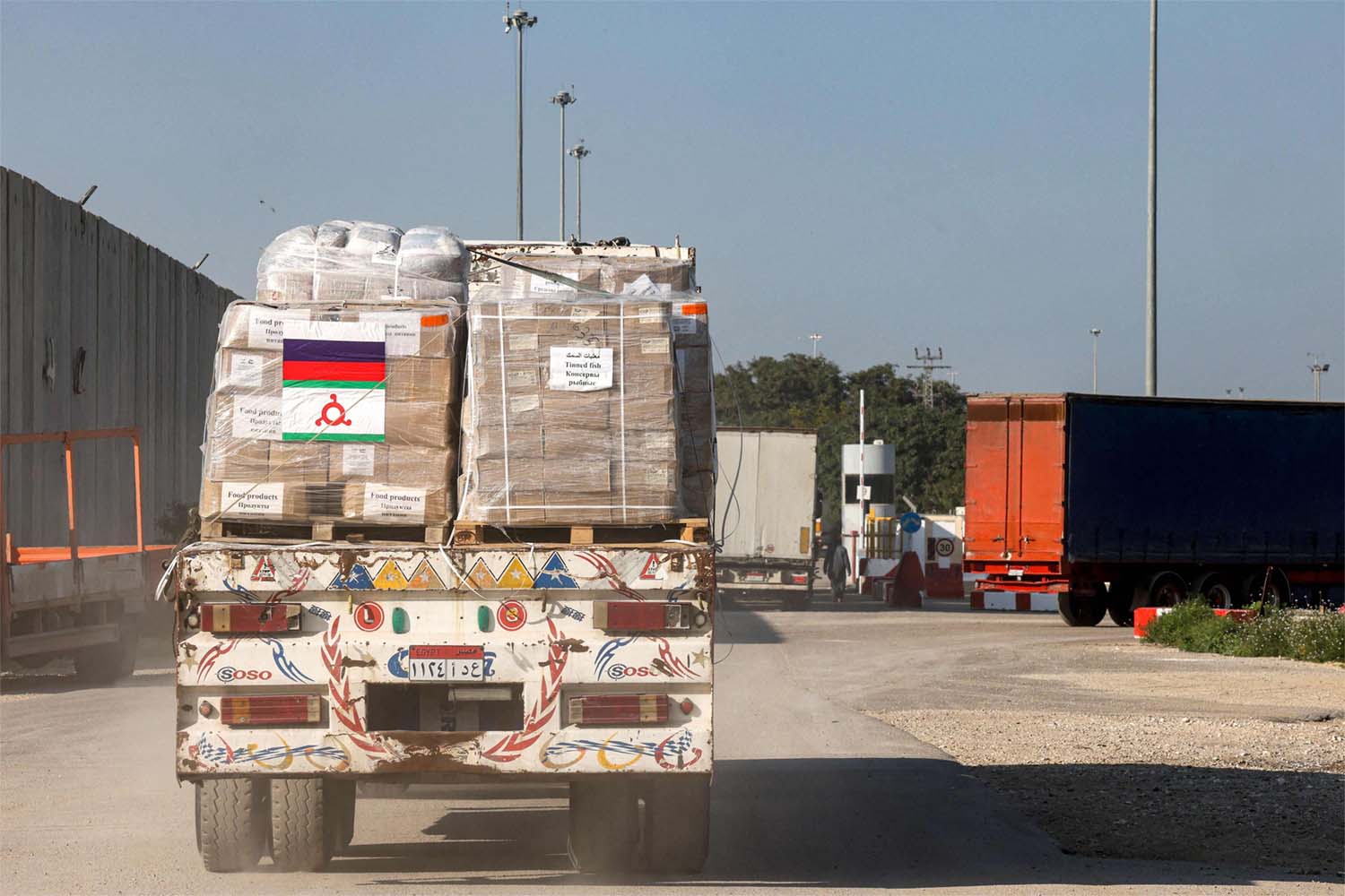 The first aid convoy has delivered 750 metric tonnes of food to Gaza
