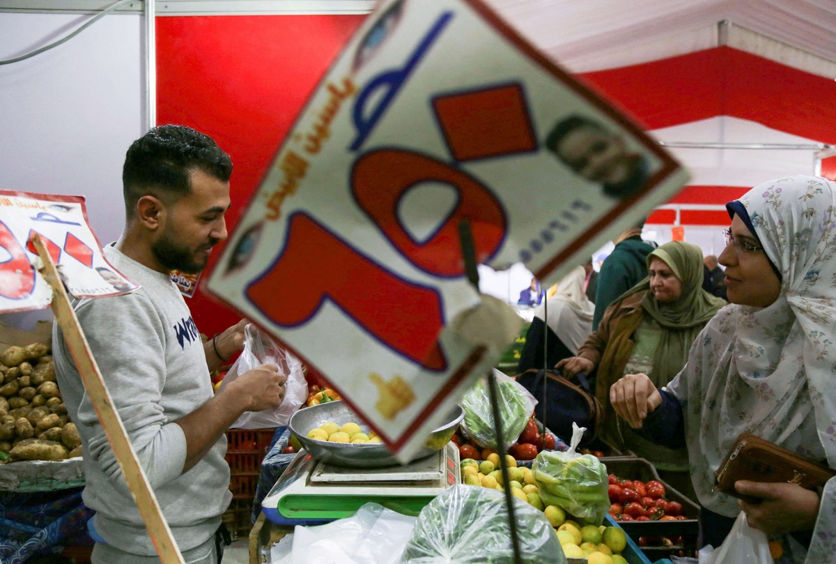 الاقتصاد المصري يعاني من معضلة التضخم وتراجع قيمة العملة