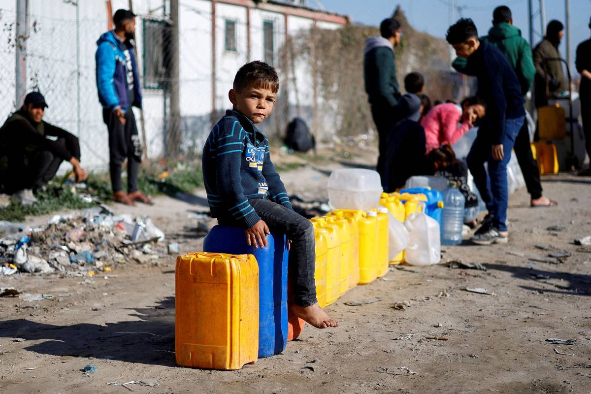 طفل فلسطيني في طابور انتظار الماء في رفح