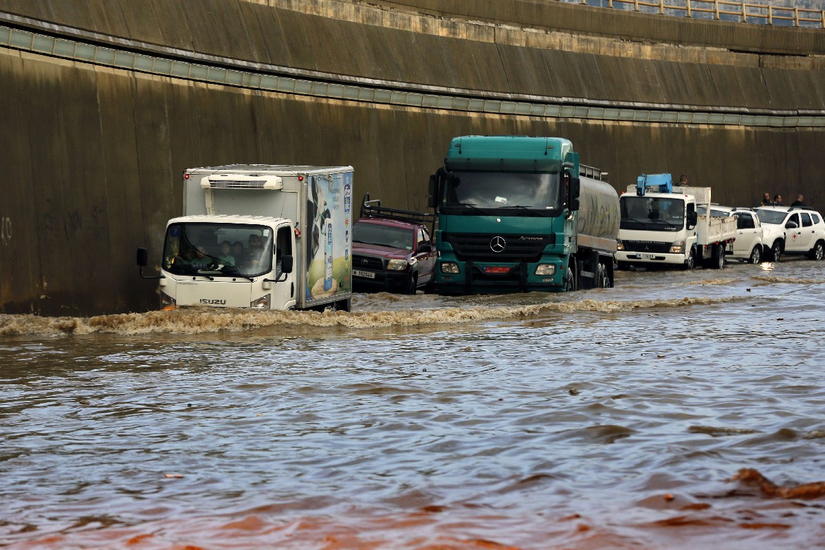 غزارة الأمطار حولت الطرقات إلى أنهار وبحيرات 