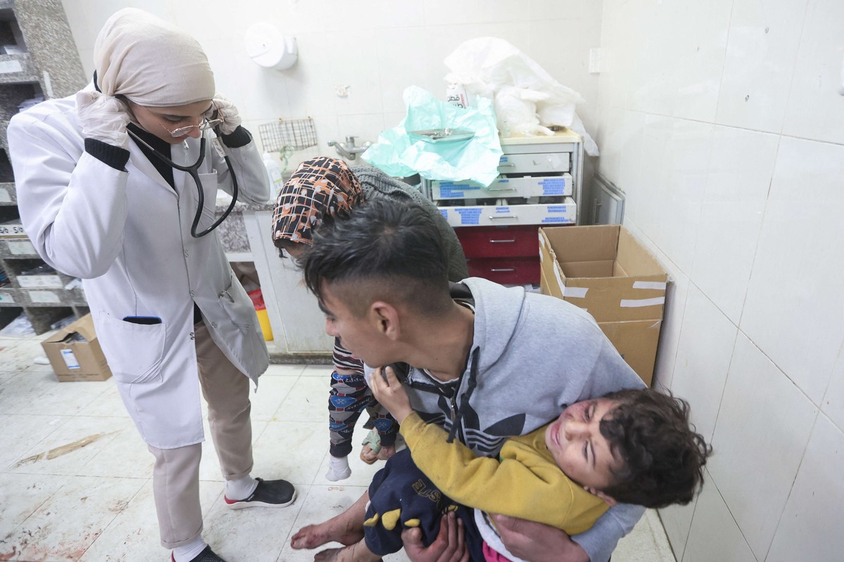 القصف يستهدف محيط مستشفى ناصر