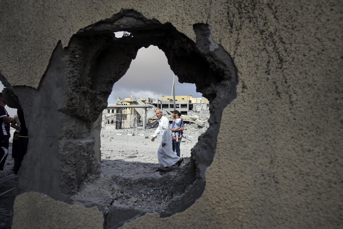 القصف الاسرائيلي تسبب في ثقب في معبر رفح