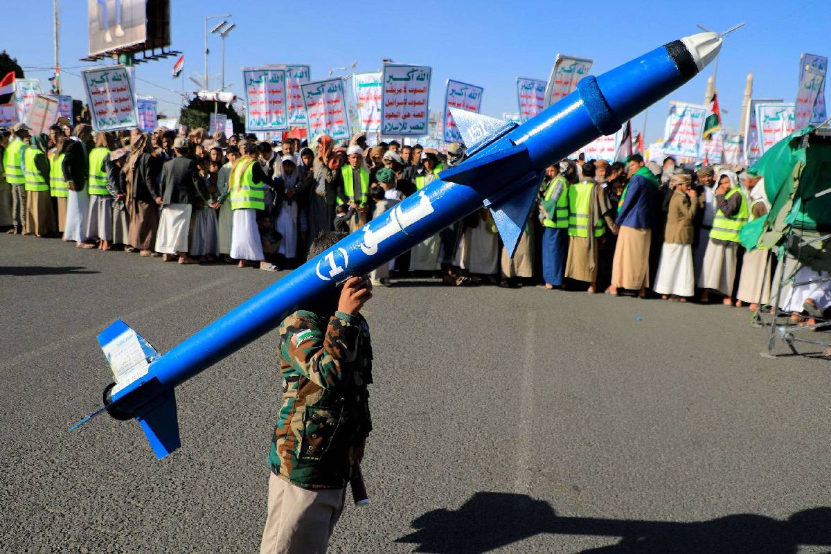 متظاهر حوثي يحمل صاروخا هيكليا في تظاهرة مؤيدة للفلسطينيين