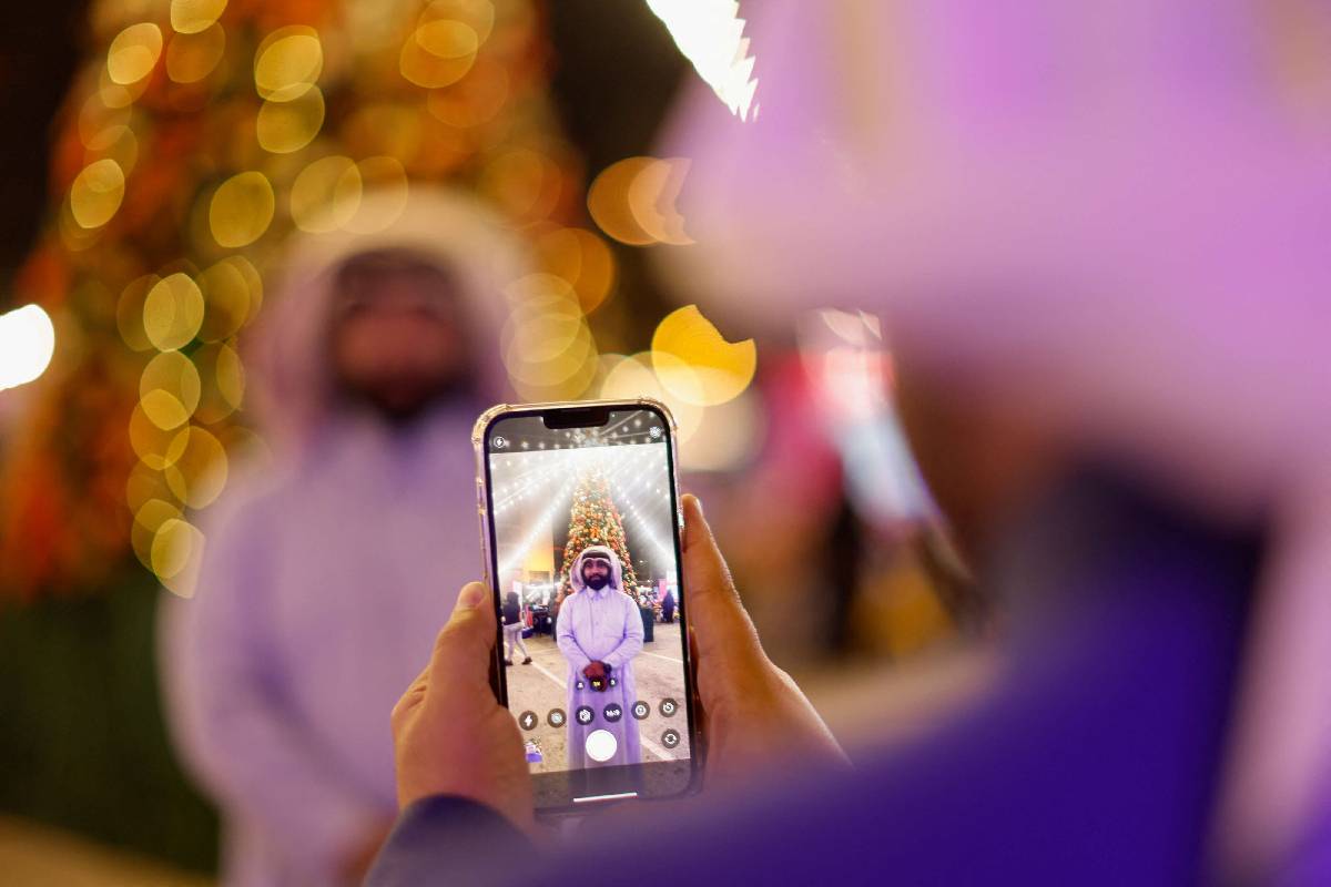 سعودي ليلتقط لصديقه صورة أمام شجرة الميلاد