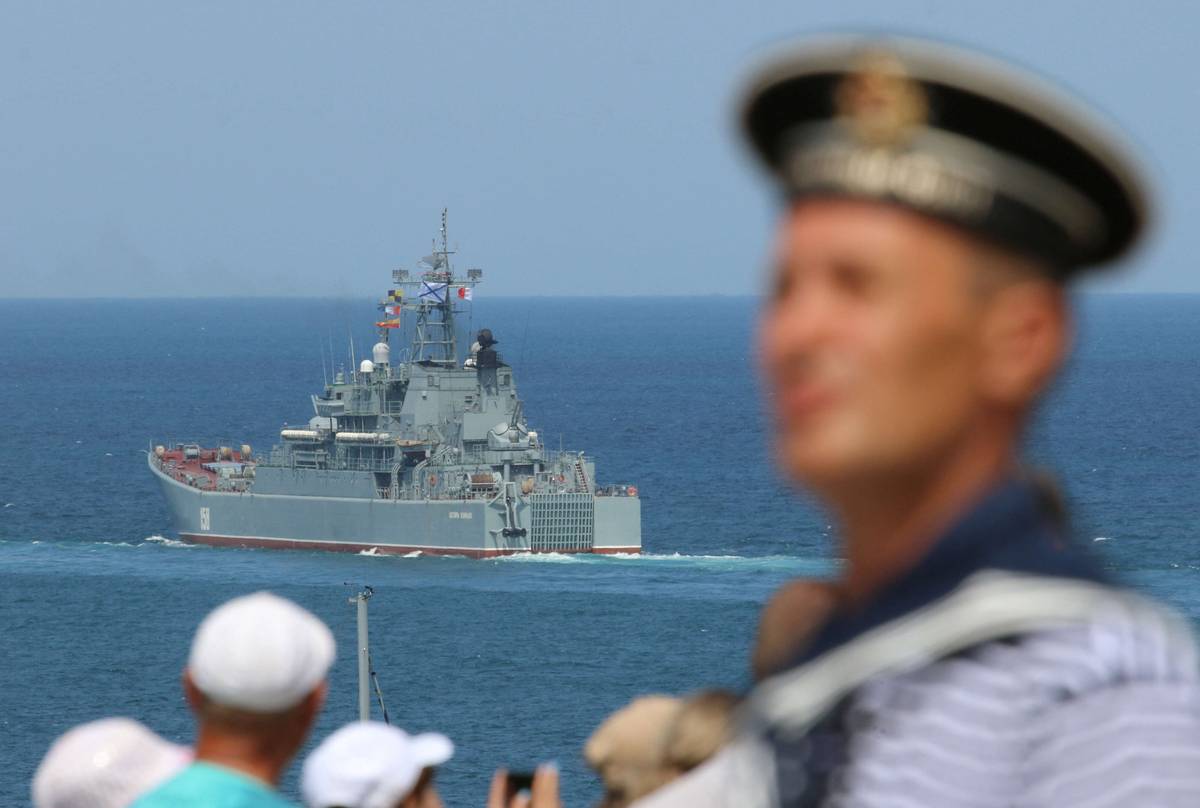 جنود بحريون روس مع سفينة انزال