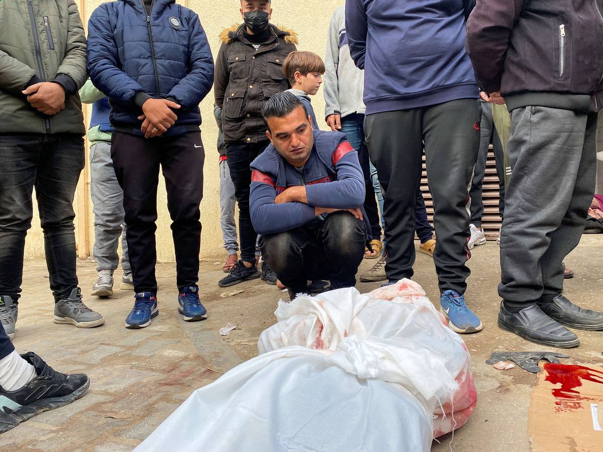 فلسطيني أمام جثمان لقريب له قتل في قصف إسرائيلي لغزة