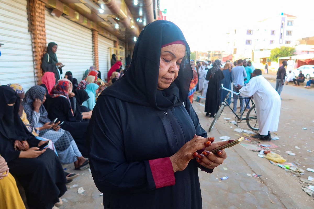  السودانيون يعانون من صعوبة التواصل مع الأقارب النازحين