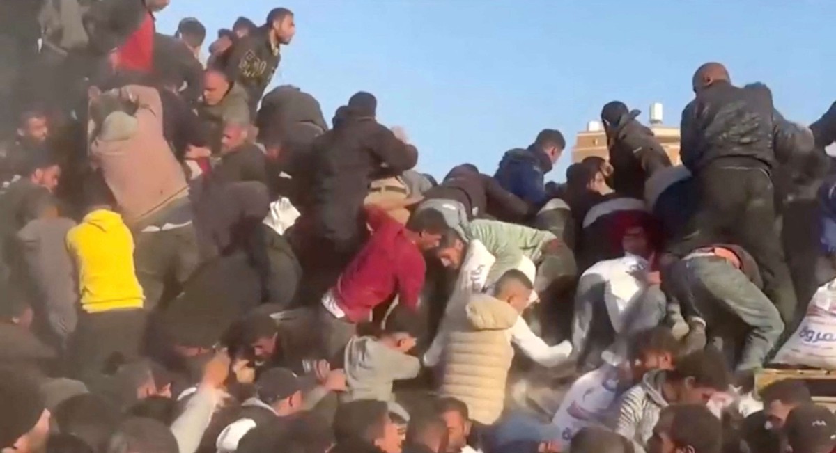 عمليات توزيع المساعدات تغرق في الفوضى 