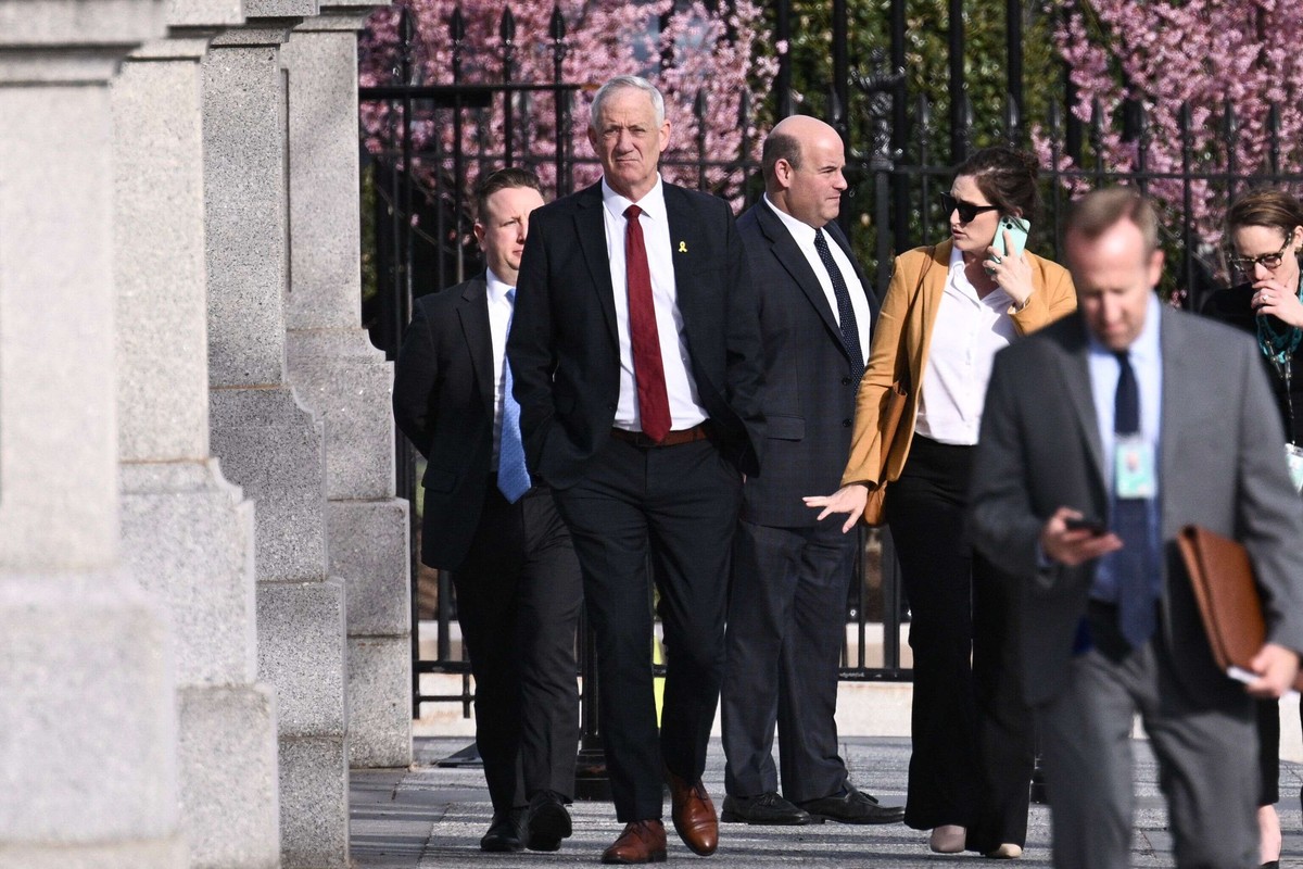 كامالا هاريس تطالب غانتس بالعمل على حماية المدنيين في غزة