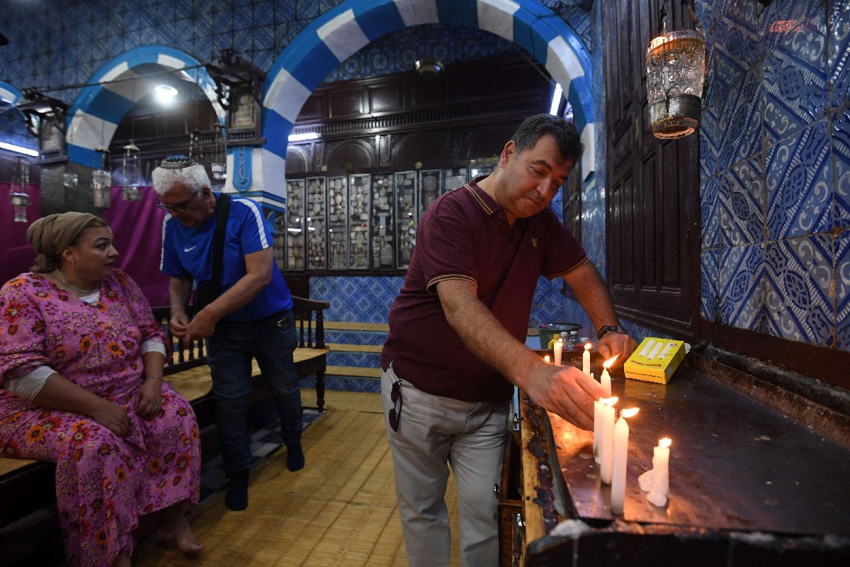 كنيس الغريبة يكاد يكون خاليا 