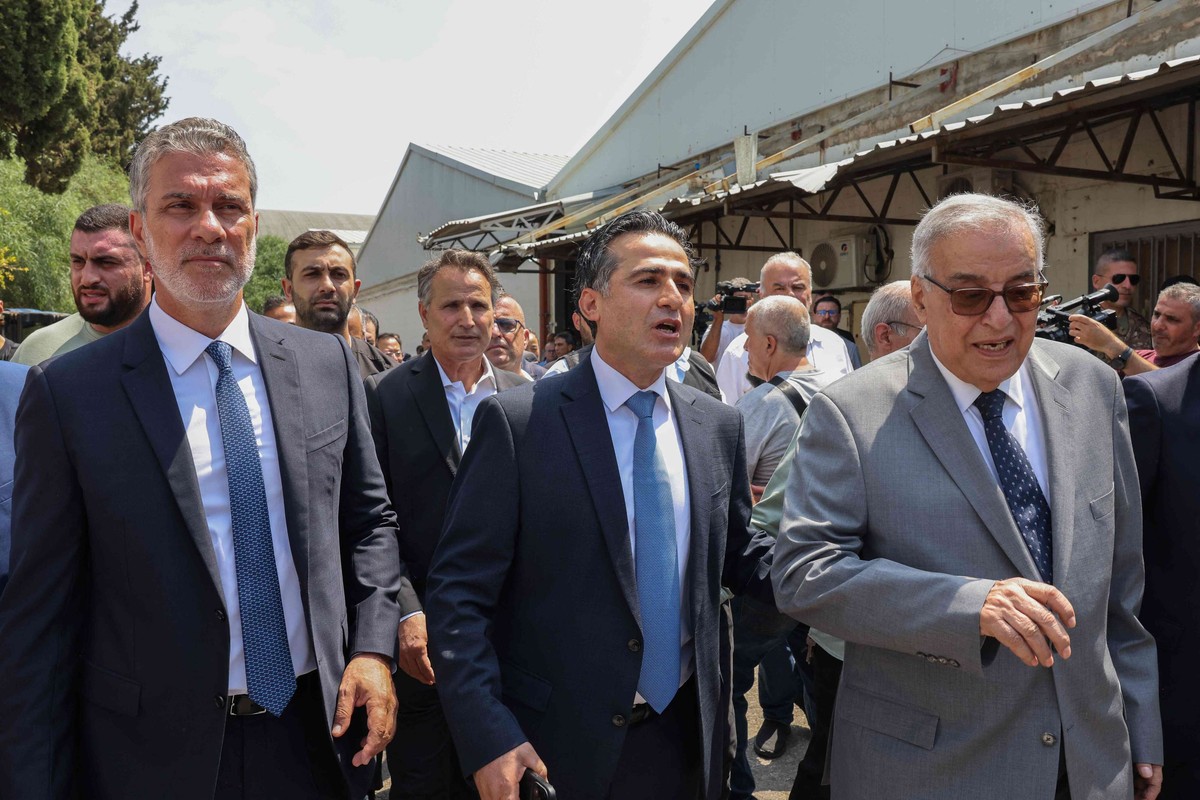وفد من وزراء لبنانيين وسفراء يؤدون جولة في مطار بيروت 