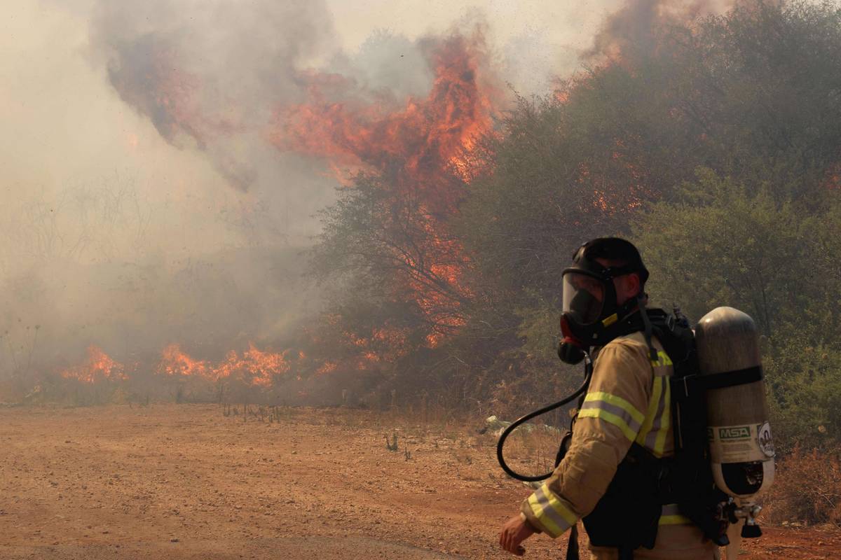 رجل إطفاء في مواجهة حريق بعد قصف إسرائيلي لجنوب لبنان