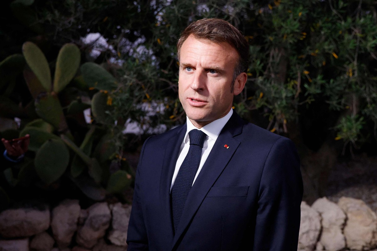 الرئيس الفرنسي يحذر من السقوط في براثن التطرف من اليمن أو اليسار