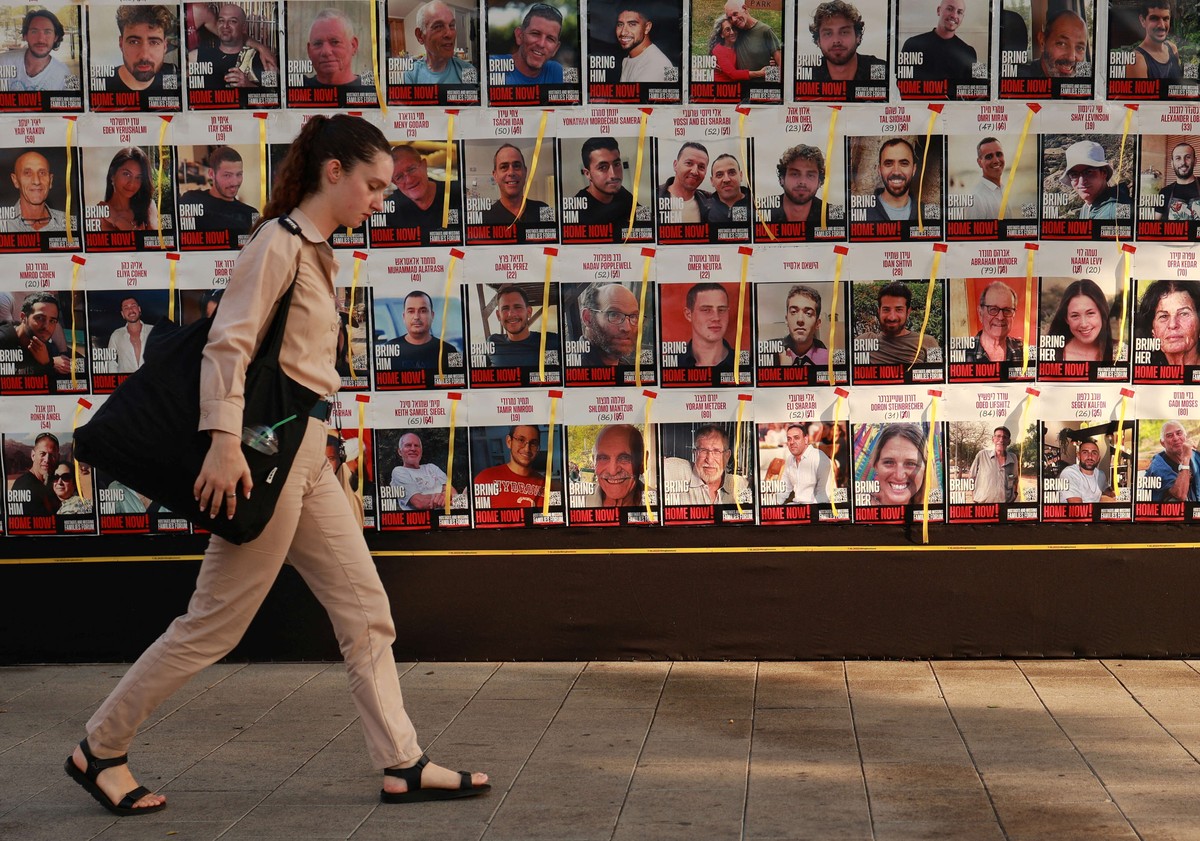 المفاوضات تجري بشأن إطلاق سراح 12 أسيرا فلسطينيا مقابل كل أسير إسرائيلي