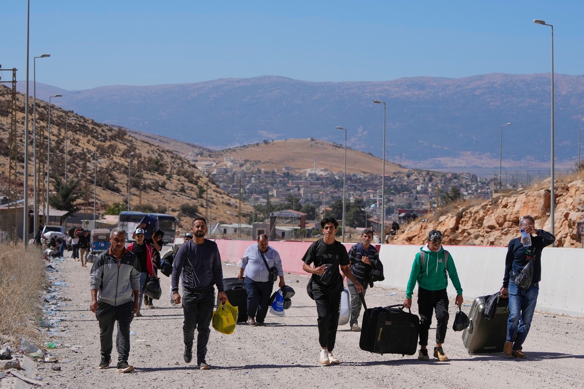 المتضرر الأكبر من تضرر المعبر هم النازحون الفارون من لبنان إلى سوريا.