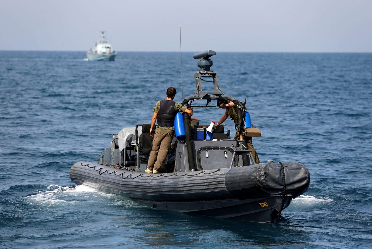 البحرية الإسرائيلية تعاضد التوغل البري في لبنان