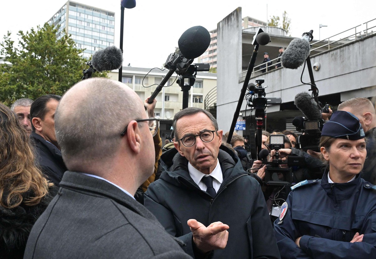 وزير الداخلية الفرنسي تعهد بتأمين المشجعين الاسرائيليين