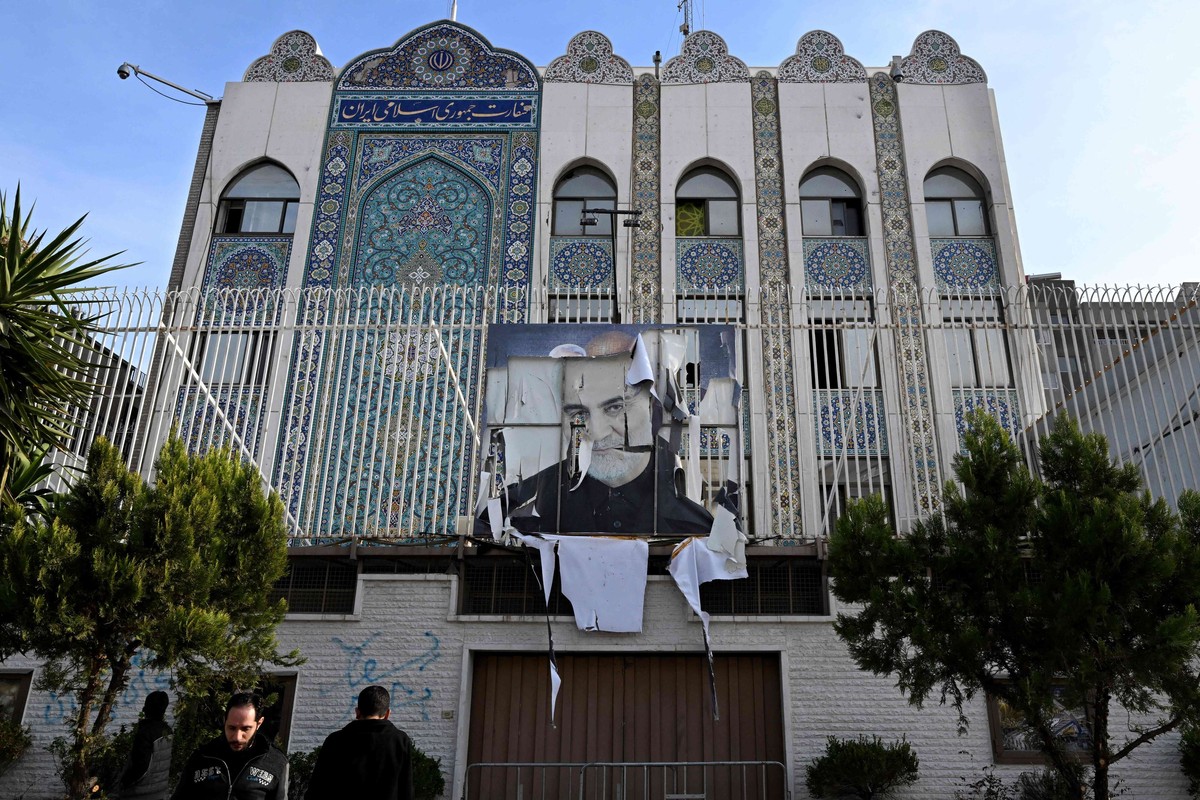 شعارات وصور لقيادات ايرانية كل ما تبقى لطهران في سوريا