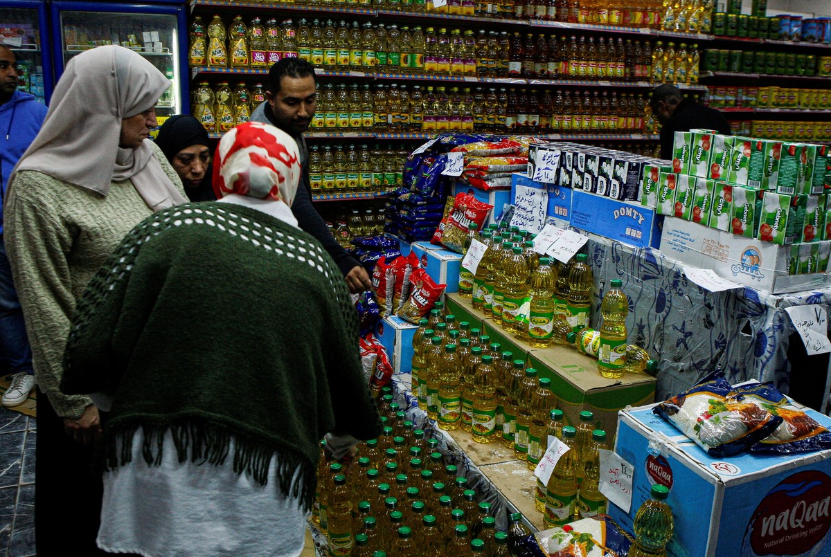 غلاء المعيشة يعمق معاناة المصريين