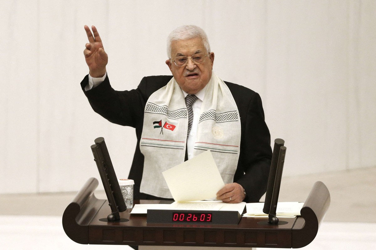 العجز المالي يدفع عباس إلى حلول مؤلمة 