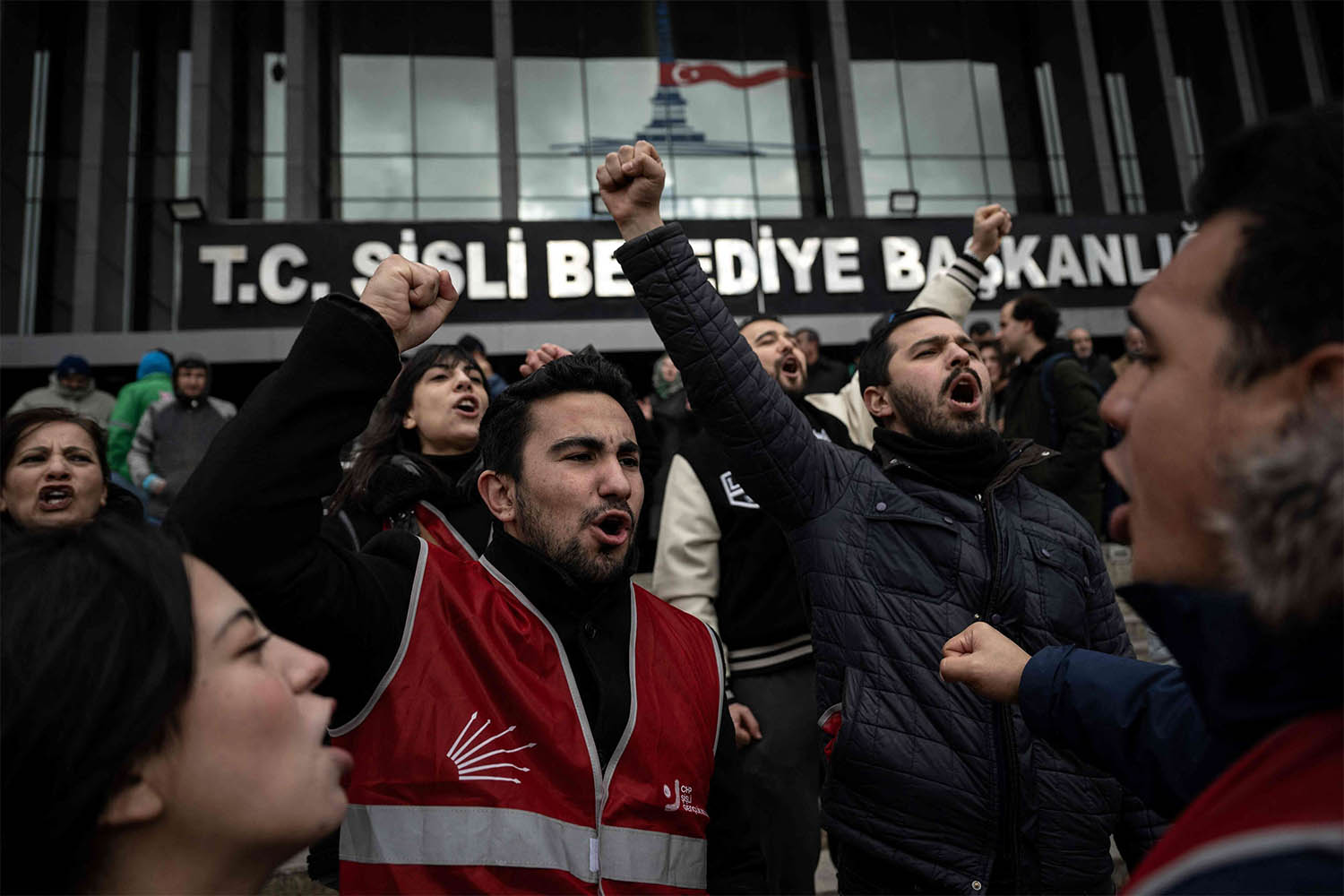 Supporters and municipality workers hold a rally in support of Istanbul mayor following his detention over a corruption probe outside Sisli municipality HQ in Istanbul