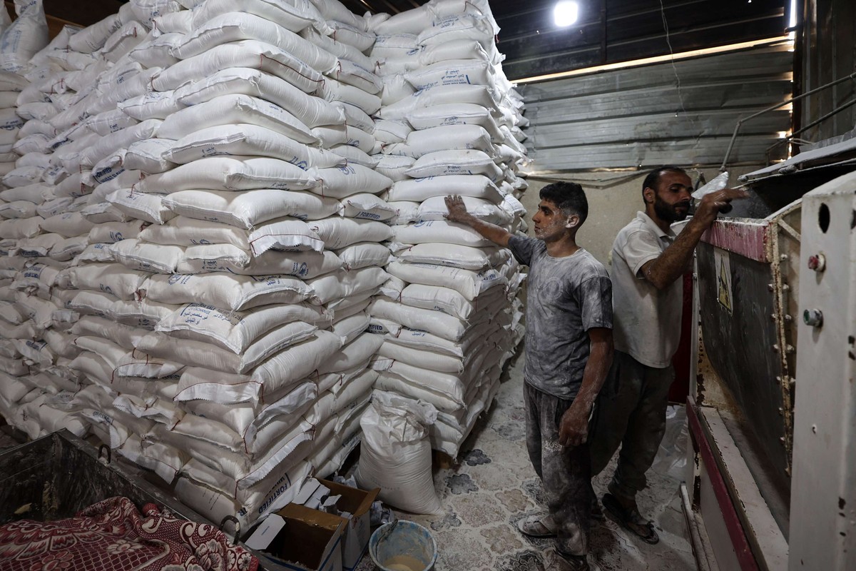 اسرائيل تستخدم سلاح الجوع وورقة المساعدات ضد الفلسطينيين