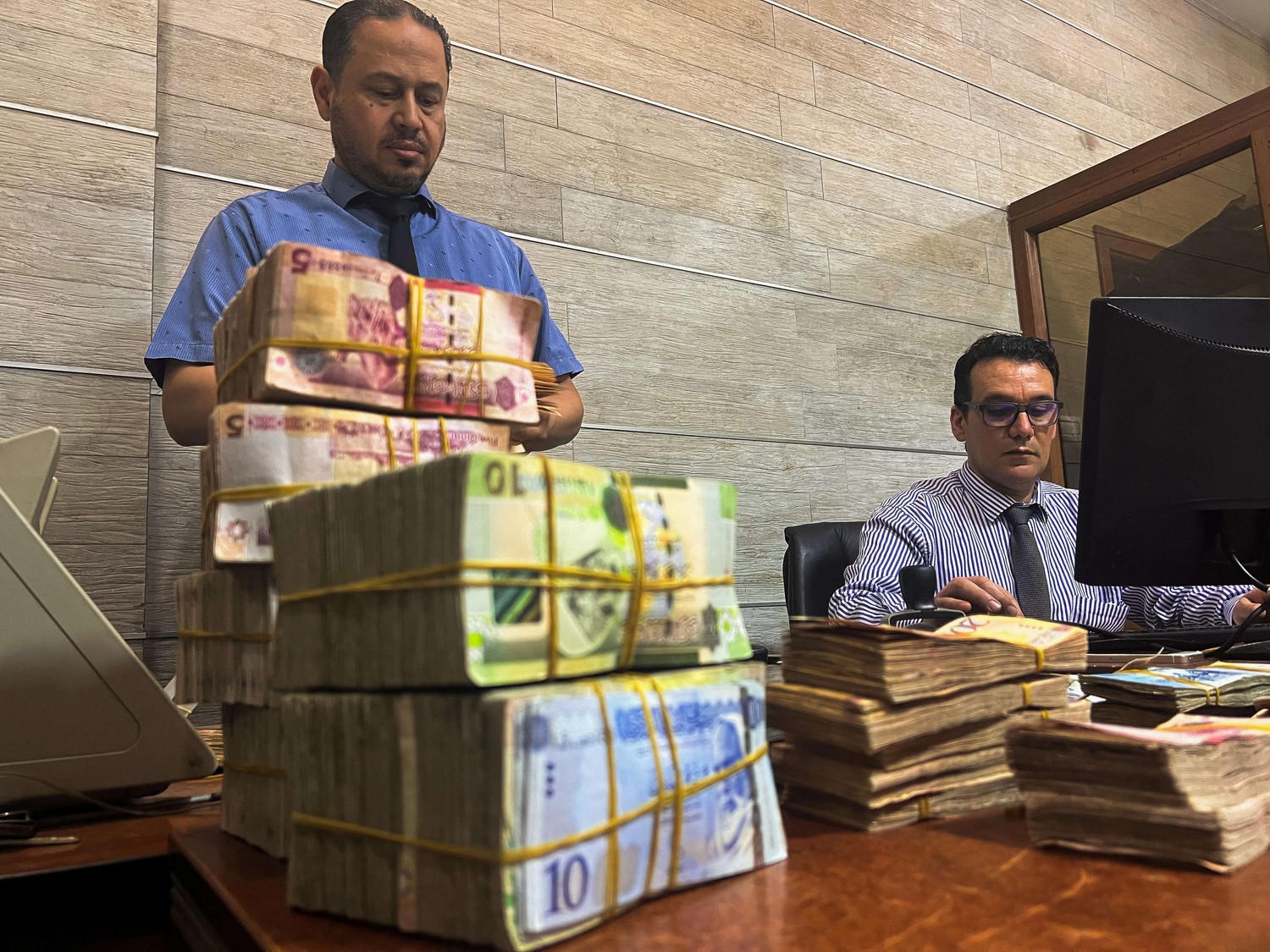 نقود مزيفة في خضم أزمات التضخم والانقسام المالي