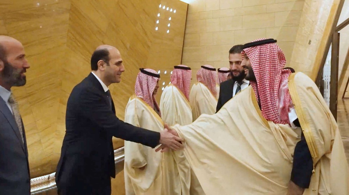 حازم الشرع ظهر مع الوفد السوري الى السعودية دون صفة رسمية
