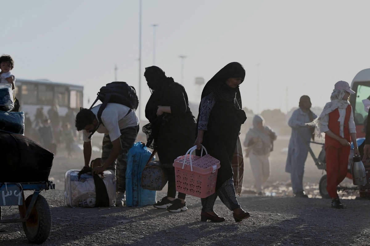 اللاجئون الأفغان يواجهون خطر تقطع السبل  
