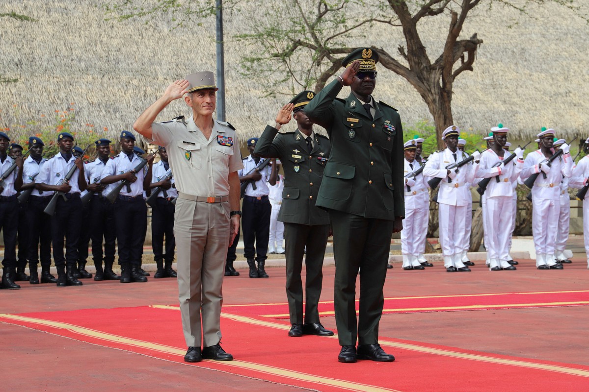نهاية عقود من وجود الجيش الفرنسي في السنغال 