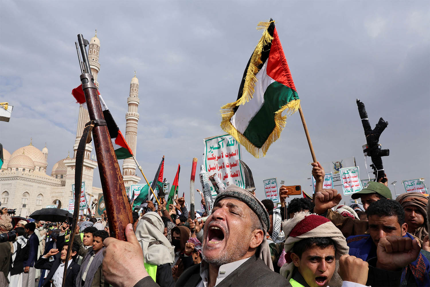 Yemen's Houthi fighters protest in support of Palestinians