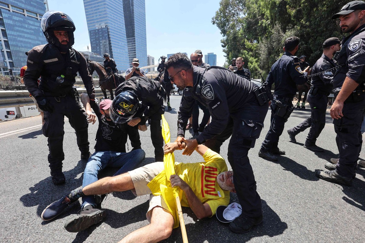 المتظاهرون أغلقوا العديد من الطرق الرئيسية