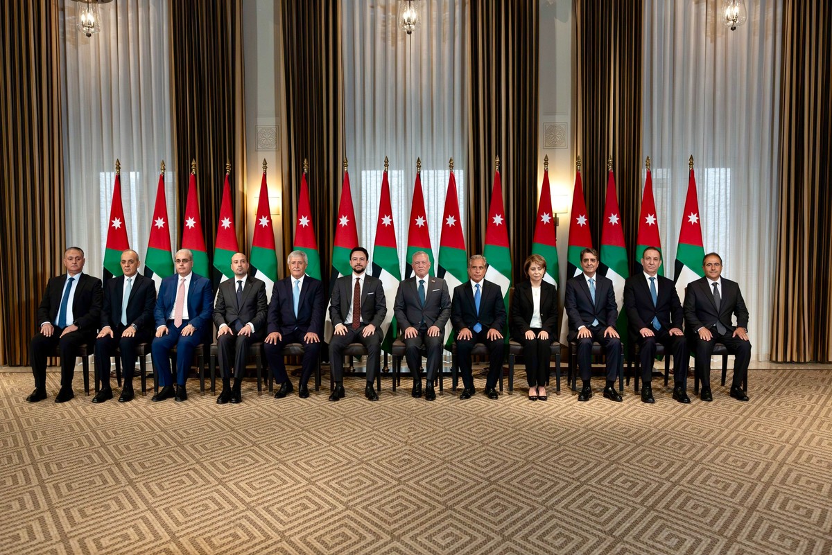 عشرة وزراء جدد ينضمون إلى حكومة جعفر حسّان 