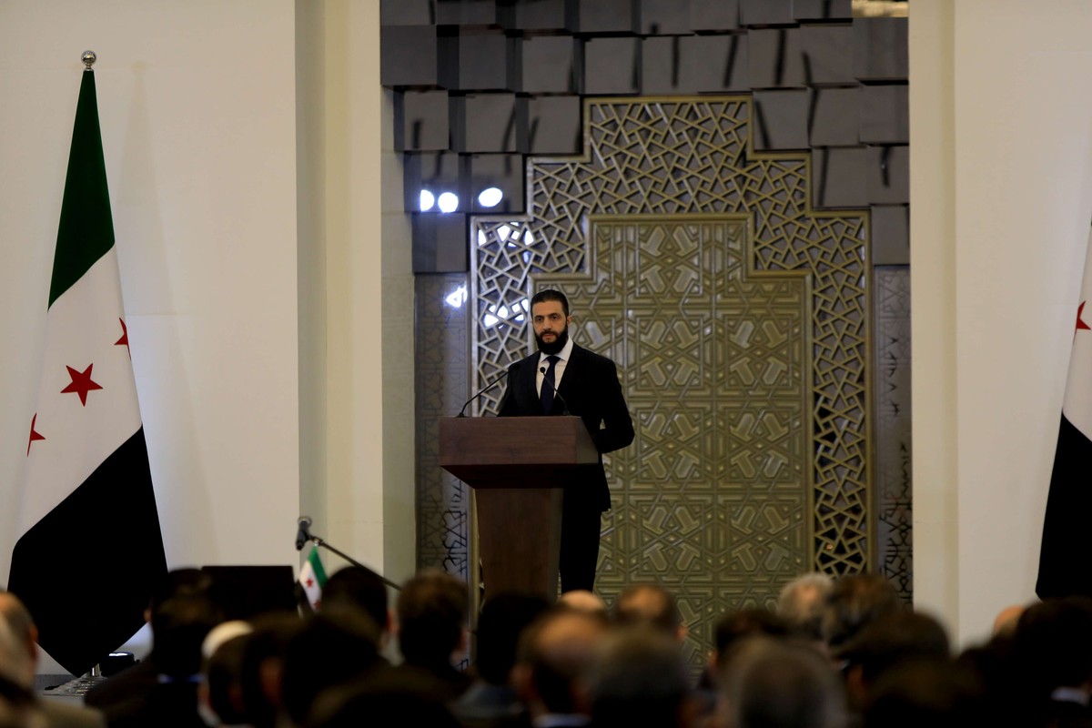 الشرع يروج لصورته كشخص معتدل تخلى عن أفكاره المتطرفة