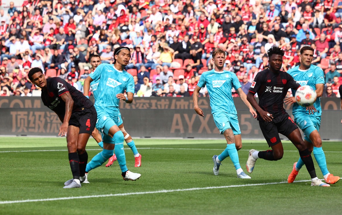 ليفركوزن يستهل مشواره بقيادة مدربه الجديد تن هاغ بنحو سيئ