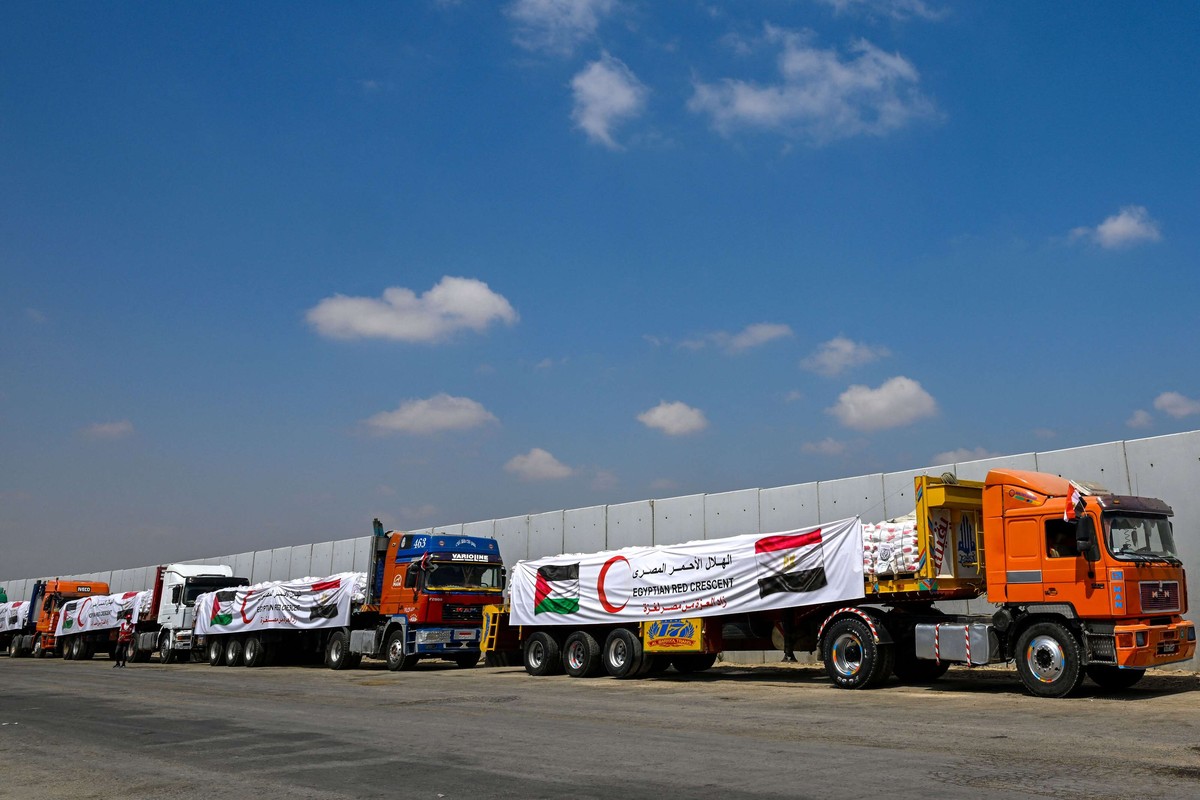 مئات الشاحنات عالقة عند الجانب المصري من معبر رفح