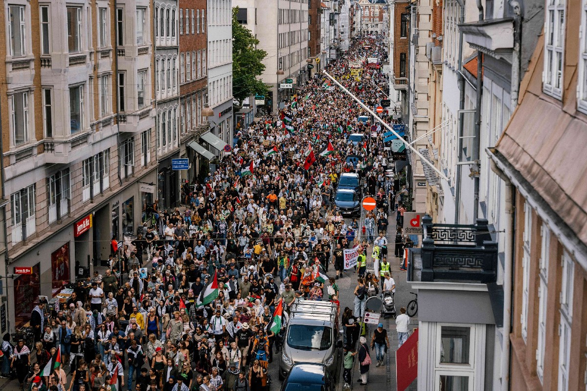 أكثر من 10 آلاف متظاهر يطالبون بالضغط على إسرائيل لوقف حرب الابادة في غزة