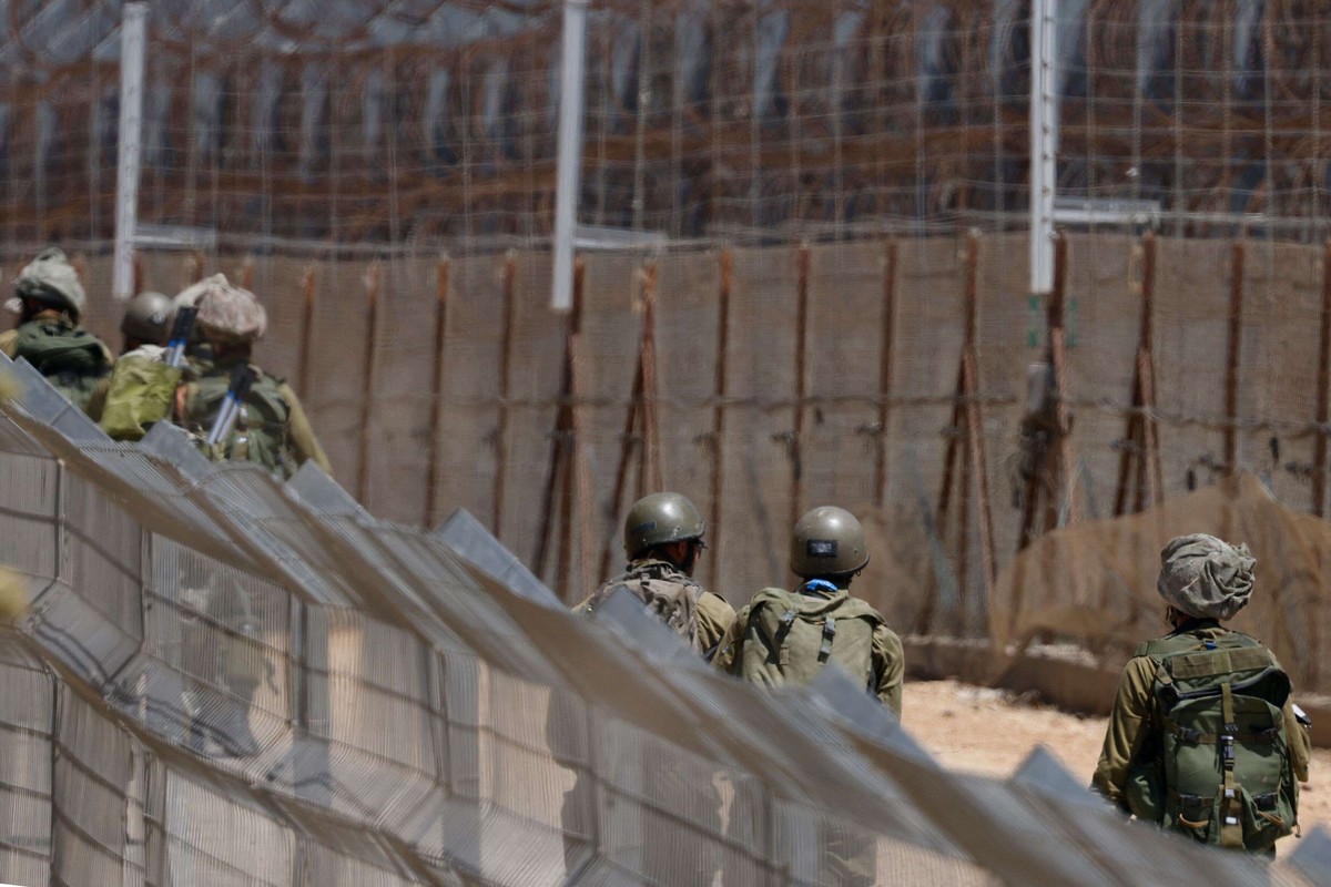 انزال استمر لساعتين عقب قصف جوي