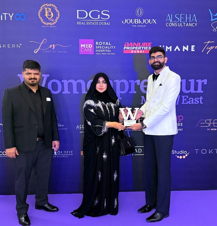 مصممة الأزياء الإماراتية العالمية منى المنصوري 