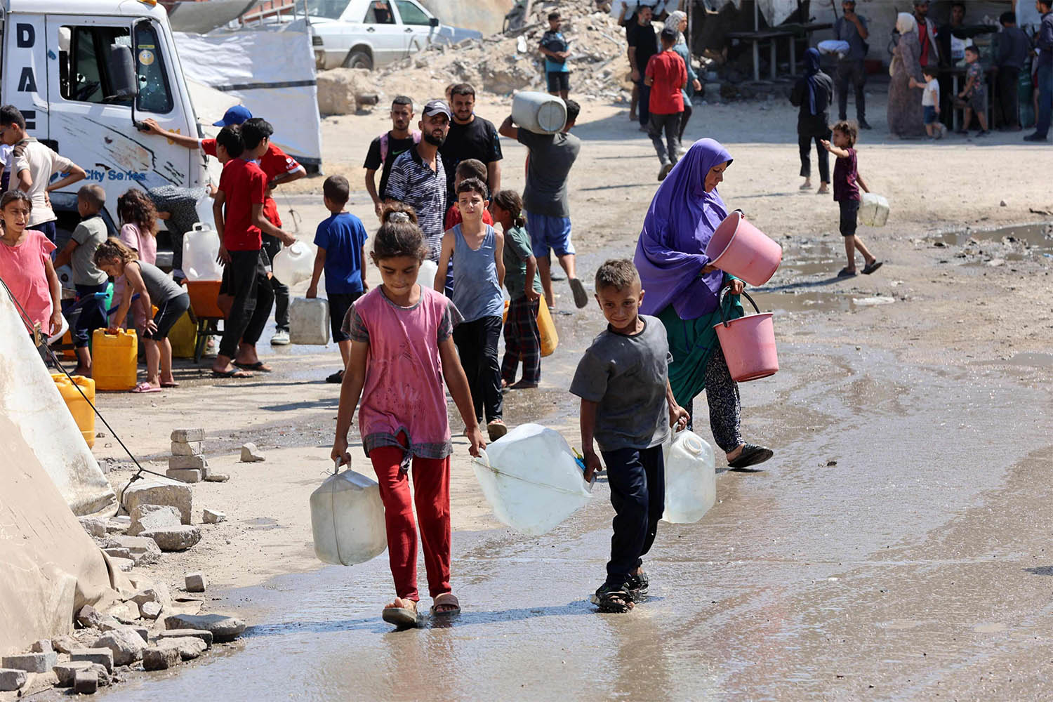 Long walks and queues for water for Gaza residents