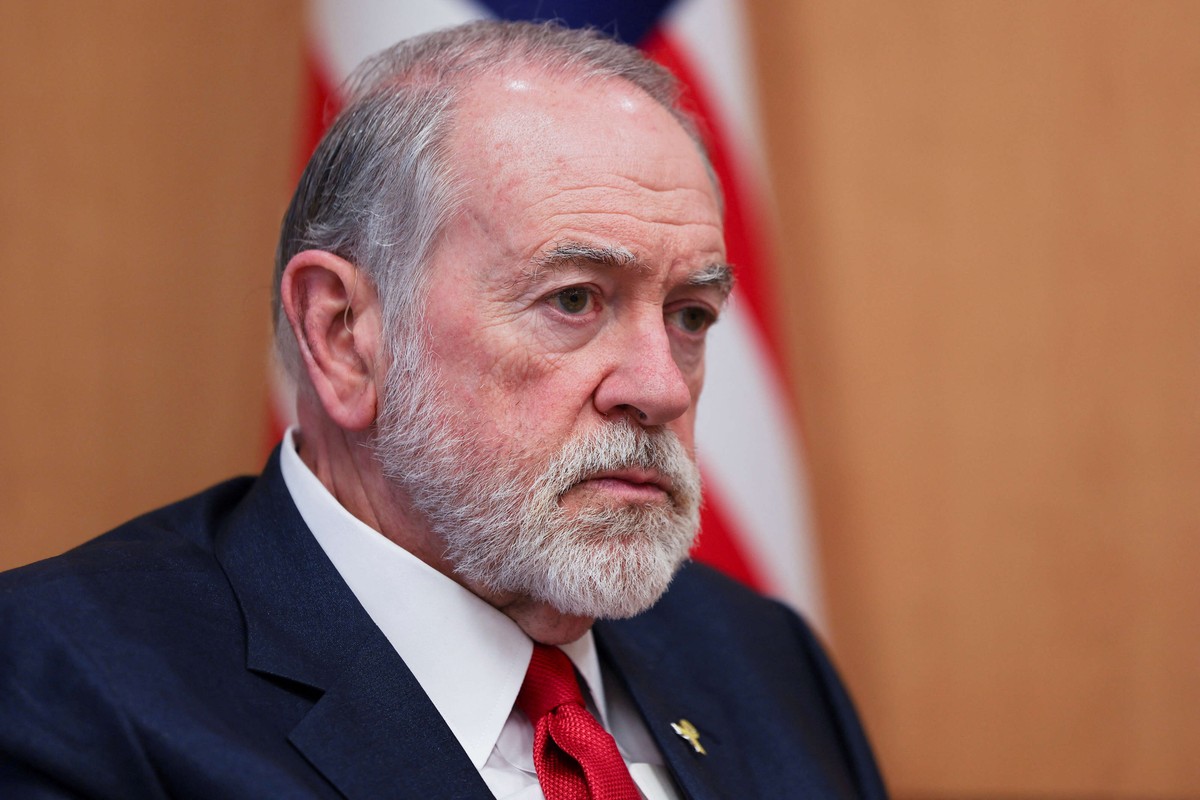 مستشارو هاكابي وراء اقالة قريشي