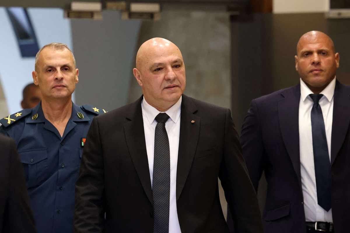 عون لا يزال يشدد على المضي في خطط حصر السلاح بيد الدولة